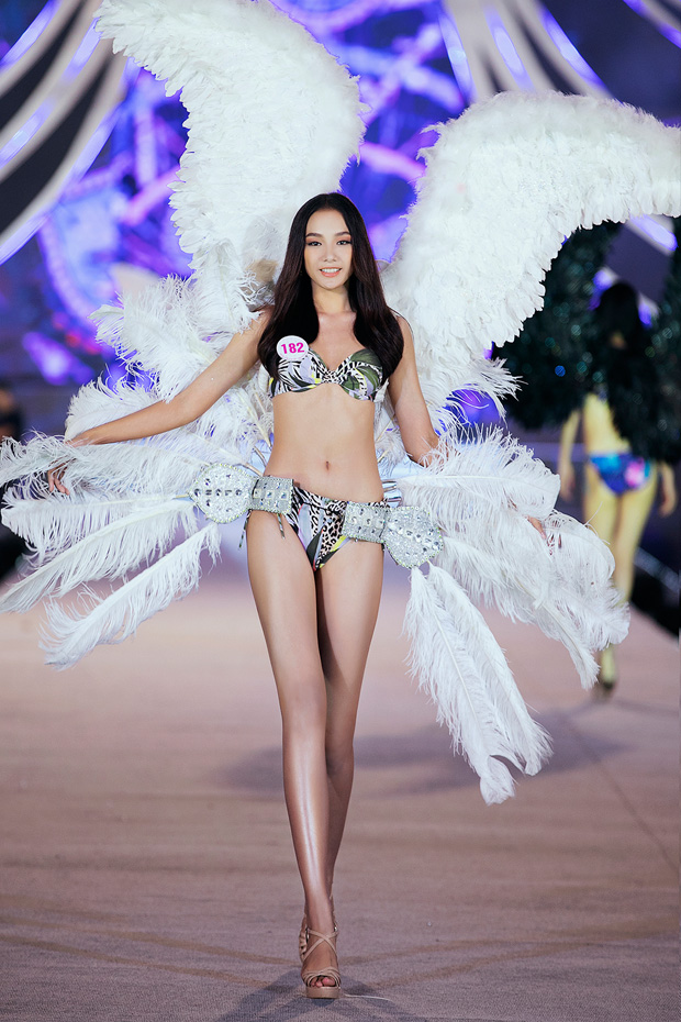 "Ngã ngửa" với phiên bản lỗi Victoria's Secret Show của Hoa hậu Việt Nam 2020 - 10