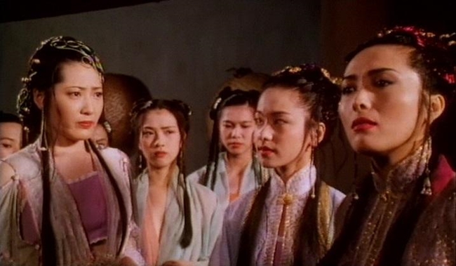 So với các phiên bản khác, nội dung Kim Bình Mai 1995 có nhiều thay đổi như Võ Tòng về sau yêu Phan Kim Liên say đắm, hay cuộc đấu đá hậu cung của các bà vợ Tây Khánh khi có sự xuất hiện của Phan Kim Liên. Tuy nhiên, tên các nhân vật chính như Lý Bình Nhi, Xuân Mai đều được giữ nguyên tên gốc.
