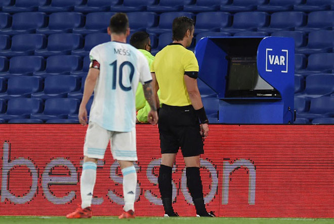 Messi bị từ chối bàn thắng sau khi trọng tài chính tham khảo công nghệ VAR