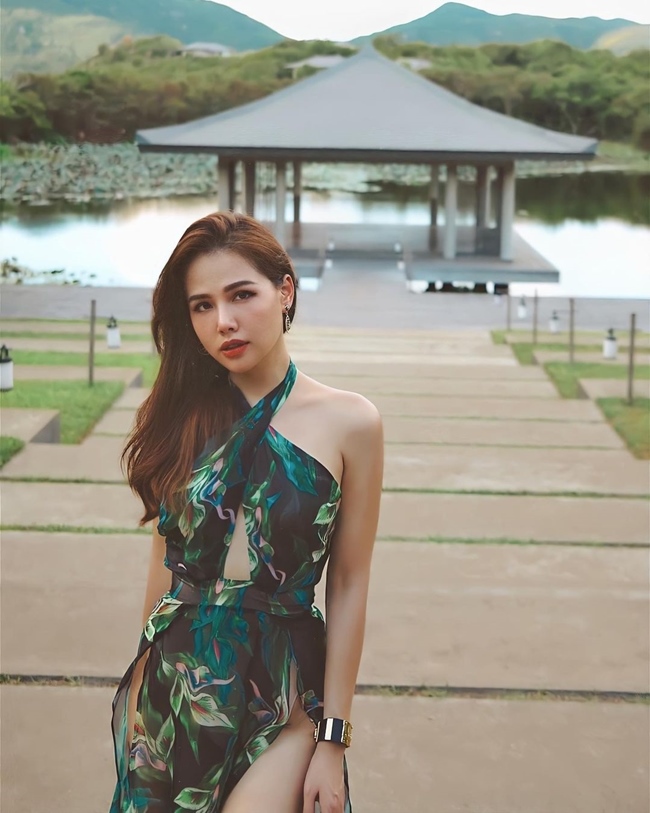 Gu thời trang đi du lịch của nữ diễn viên 9X gây chú ý vì vừa toát lên sự sang trọng, thần thái đỉnh cao toát lên sự sắc sảo, đằm thắm.
