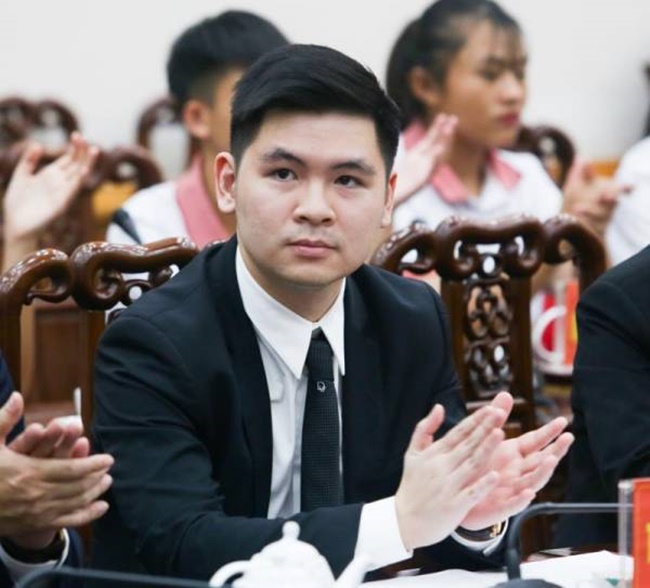 Đỗ Vinh Quang - con trai bầu Hiển hiện đảm nhận chức vụ chủ tịch CLB Hà Nội. Xét về công việc, thiếu gia này là sếp của Quang Hải, Duy Mạnh, Văn Hậu và các đồng đội.
