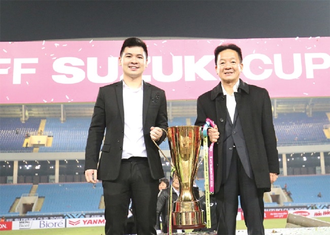 Lúc đảm nhận chức&nbsp;chủ tịch câu lạc bộ Hà Nội, ông Đỗ Vinh Quang là chủ tịch CLB trẻ nhất trong lịch sử bóng đá chuyên nghiệp Việt Nam.&nbsp;
