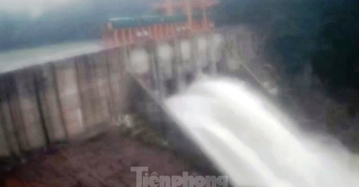 Tin tức trong ngày - Vụ tích 'bom nước' lúc bão sắp đổ bộ: Buộc xả 5 cửa van, chỉ đạo công an giám sát