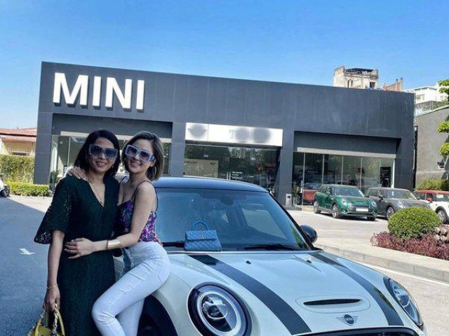 Thị trường - Tiêu dùng - Bóc giá xe sang mà "đại gia" đứng sau tài trợ cho hotgirl Trâm Anh