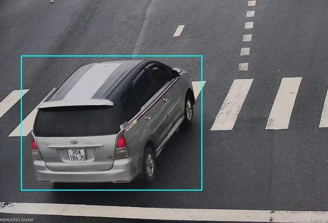 Xe ô tô gắn biển số giả Luận và đồng bọn đi lừa người già nhưng vẫn bị công an bắt giữ