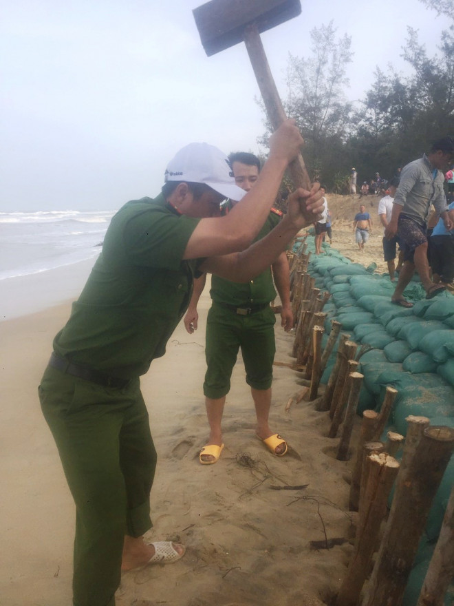 Công an xã Phú Thuận ra quân tham gia xử lý bờ biển bị sạt lở do sóng lớn ở khu vực xung yếu gần các vùng dân cư ngay trước khi bão 13 đổ bộ.