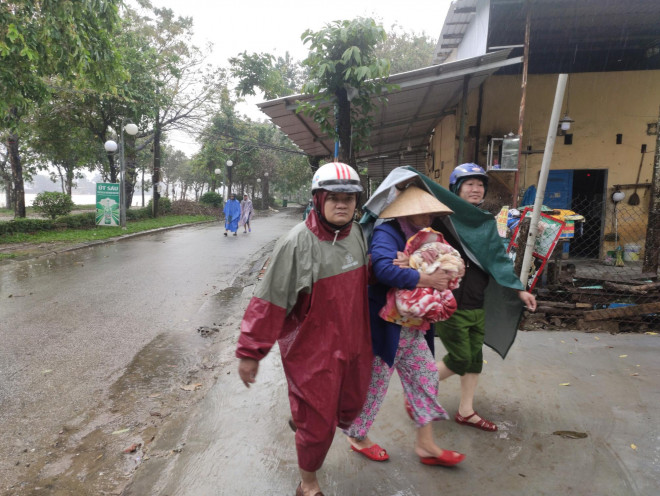 Công an TP Huế giúp dân đến nơi tránh trú bão số 13