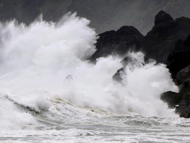 Tin tức trong ngày - Bão số 13 đang đạt cấp độ mạnh nhất, biển động dữ dội, sóng cao 11m