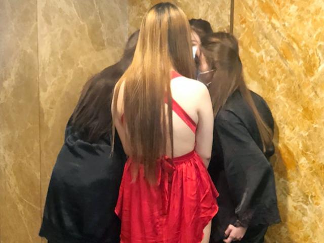 Pháp luật - Nhiều nữ tiếp viên mặc hở phục vụ khách nam trong nhà hàng ở Sài Gòn