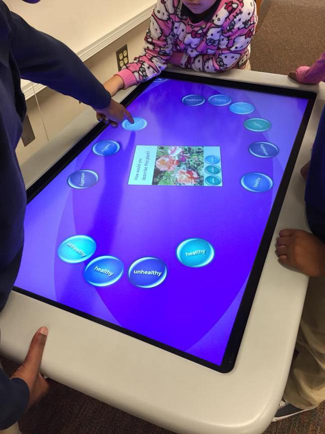 Học sinh lớp 2 của chị Thu Hồng đang chơi một trò chơi trên thiết bị điện tử. (Ảnh minh họa: NVCC)