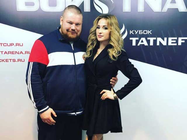 Thể thao - Võ sỹ Nga đánh người cướp của vẫn đông fan và cưới vợ như siêu mẫu