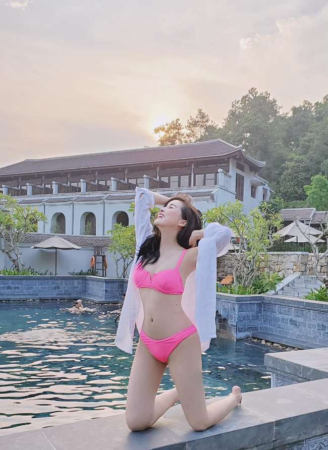 Sở hữu nhan sắc xinh đẹp cùng thân hình quyến rũ, Cao Thái Hà là nghệ sĩ "chăm" diện bikini nhất nhì showbiz Việt.


