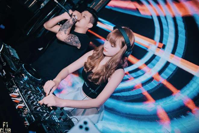 "Cô vợ thứ 4" là nữ DJ lai Tây xinh đẹp của Hiệp gà bất ngờ hóa vợ hai của NSƯT Quốc Anh? - 3