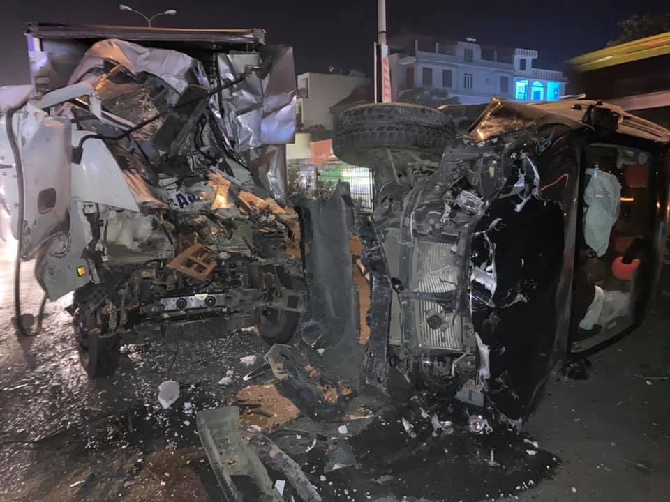 Ô tô 7 chỗ lật nghiêng.