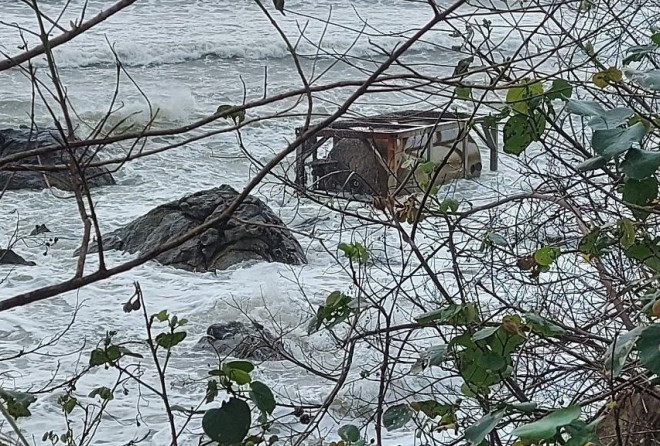 Bồn kim loại trôi vào biển Cù Lao Chàm