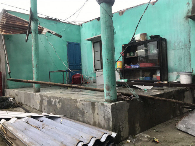 Một nhà dân ở thị Trấn Thuận An bị tốc mái