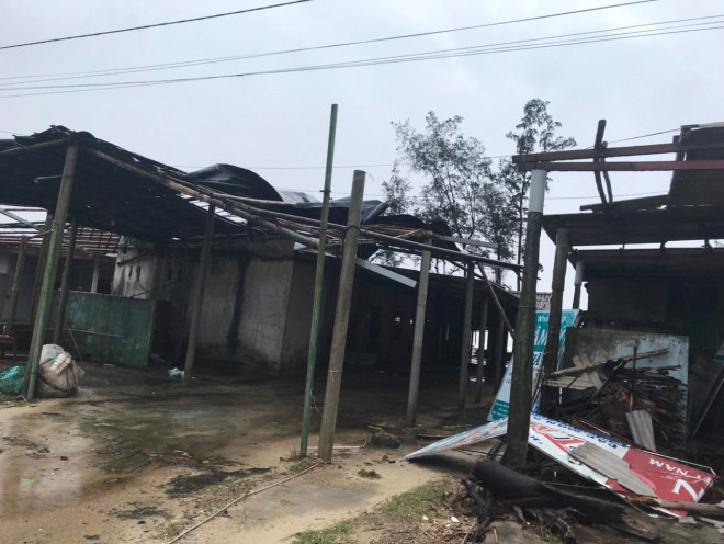 Hàng chục nhà dân, quán xá ở huyện Hải Lăng bị tốc mái, hư hỏng