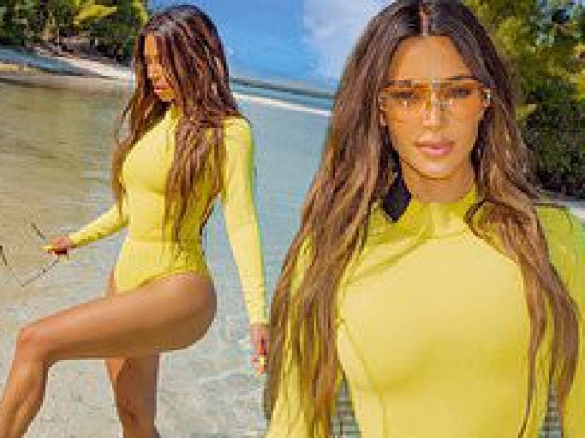 Làm đẹp - Sinh 4 con, Kim Kardashian vẫn giữ đường cong 'đồng hồ cát' ở tuổi 40
