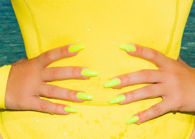 Sinh 4 con, Kim Kardashian vẫn giữ đường cong 'đồng hồ cát' ở tuổi 40 - 4