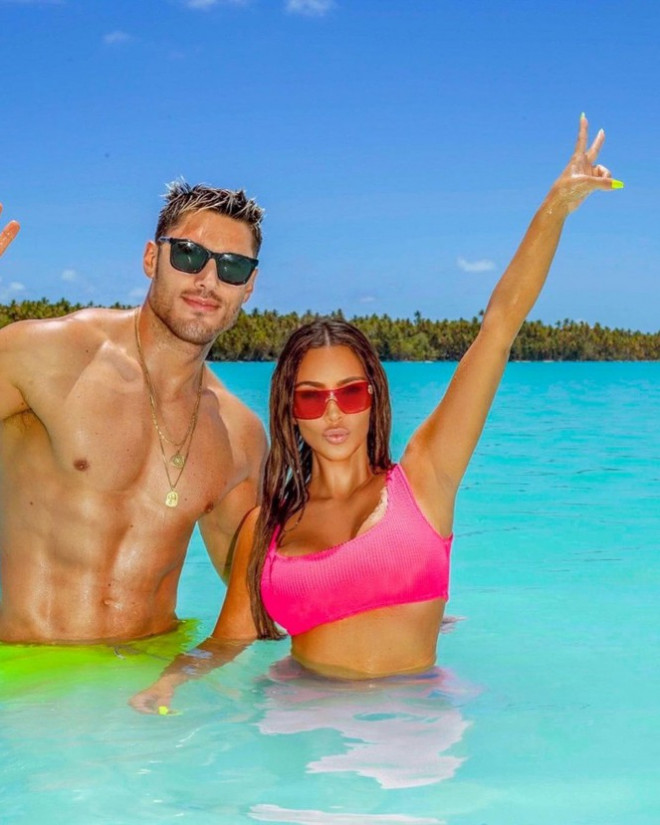 Sinh 4 con, Kim Kardashian vẫn giữ đường cong 'đồng hồ cát' ở tuổi 40 - 11