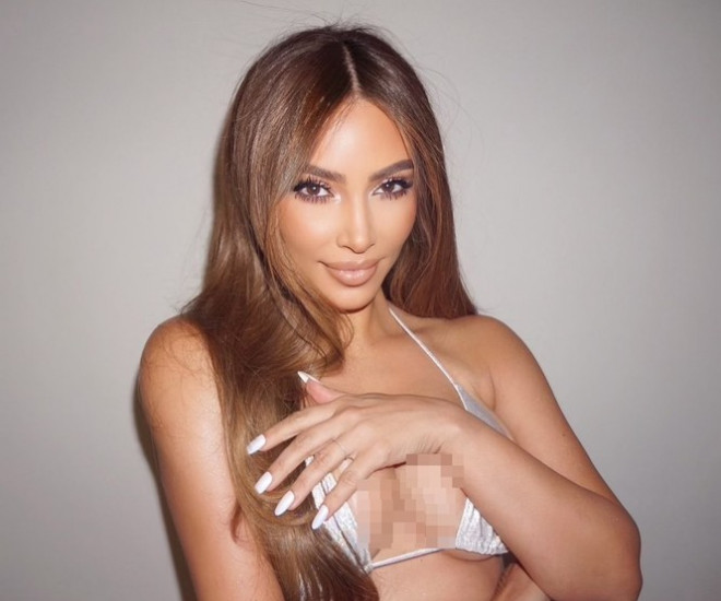 Sinh 4 con, Kim Kardashian vẫn giữ đường cong 'đồng hồ cát' ở tuổi 40 - 8