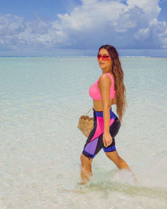 Sinh 4 con, Kim Kardashian vẫn giữ đường cong 'đồng hồ cát' ở tuổi 40 - 12