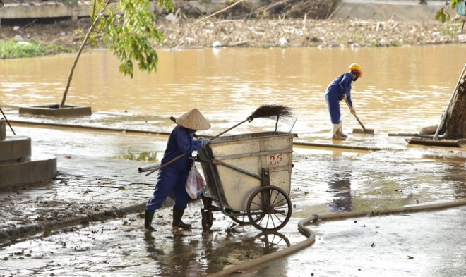 Trăm người căng sức dọn bùn ở phố cổ Hội An sau mưa lũ - 10