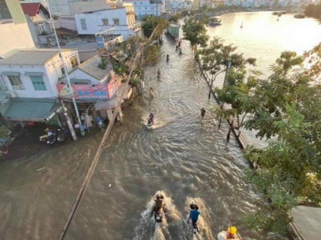 Tin tức trong ngày - Triều cường đạt đỉnh, người dân TP.HCM vật vã lội "biển nước" về nhà