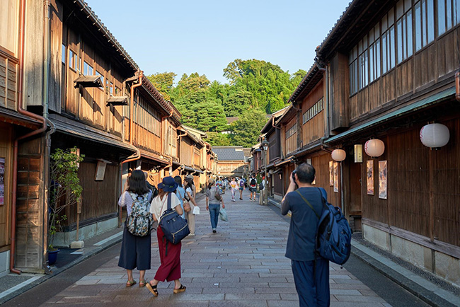 Phố cổ Kanazawa sẽ gây ấn tượng đặc biệt cho mọi du khách. Tại đây, mọi người có thể đi bộ trên con phố giữa các tòa nhà bằng gỗ đã được phục dựng giống hệt như thời kỳ Edo của Nhật Bản. 
