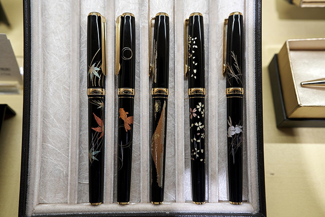 Tại Hakukokan, du khách có thể làm việc dưới sự hướng dẫn của một nghệ nhân lành nghề để biến mọi thứ từ túi, gương cầm tay, bút... thành kho báu dát vàng.

