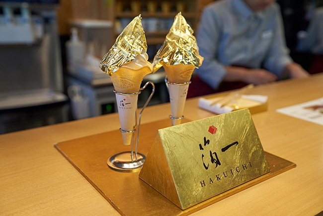 Trước khi rời đi, hãy nhớ tự thưởng cho sự chăm chỉ của mình món ăn đặc trưng của Hakukokan: Kem vani mềm phủ vàng.
