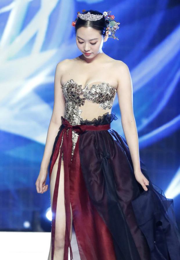Thí sinh Hoa hậu Hàn Quốc bị &#34;đào lại&#34; ảnh mặc hanbok hở hang gây &#34;nhức mắt&#34; khán giả - 1