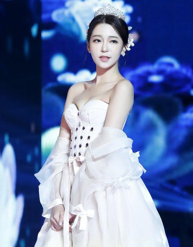 Thí sinh Hoa hậu Hàn Quốc bị &#34;đào lại&#34; ảnh mặc hanbok hở hang gây &#34;nhức mắt&#34; khán giả - 3