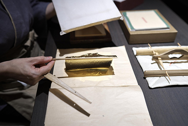 Nhờ vào tài năng và sự kiên trì của những người thợ thủ công, Kanazawa đã vĩnh viễn củng cố vị trí của họ là thành phố vàng của Nhật Bản. Có đến 99% tổng lượng vàng lá nội địa của Nhật Bản được sản xuất ở Kanazawa. 
