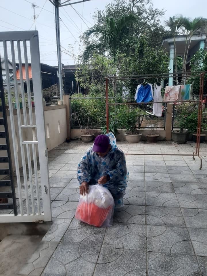 Anh Hoài mặc áo mưa đi xin sữa cho con gái sinh non bị mất mẹ.