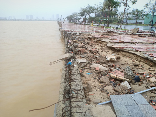 Vỉa hè đường Như Nguyệt (ven sông Hàn) hư hại hoàn toàn do ảnh hưởng mưa bão