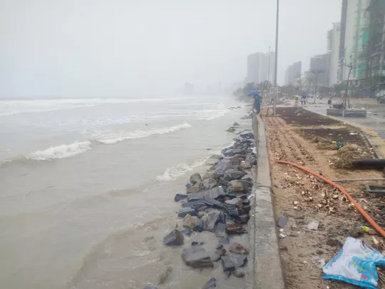 Bãi cát dài hàng km ven biển Đà Nẵng bị sóng biển "nuốt" sạch