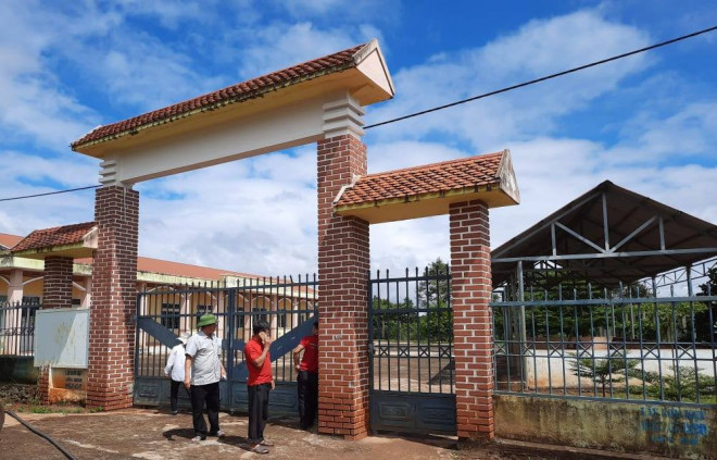 Đường điện chạy qua trường tiểu học nhưng không có điện