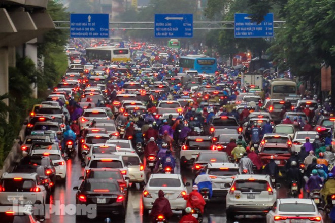 Người dân vật lộn di chuyển ngay trong sáng đầu tuần dưới cơn mưa lớn.