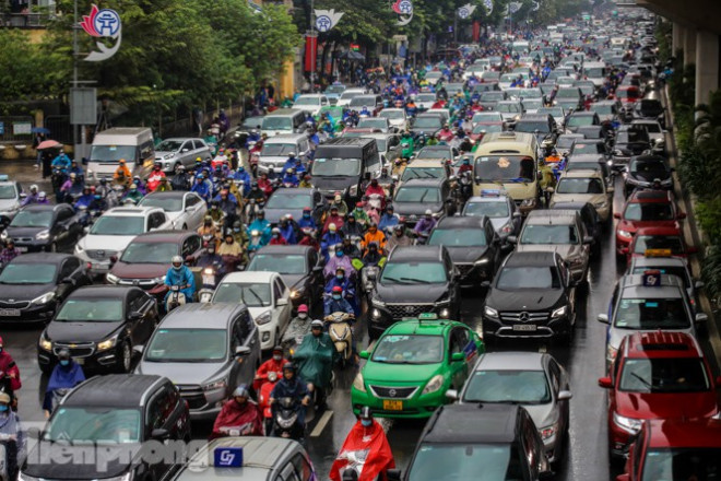 Dưới cơn mưa dài lại càng trở thêm tắc.