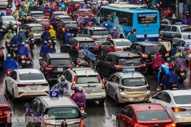 Thời tiết Hà Nội mưa triền miên ảnh hưởng không nhỏ đến sinh hoạt của người dân Thủ đô.