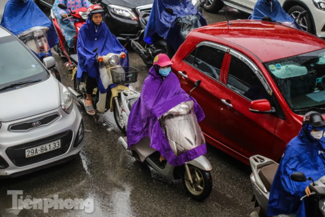 Dưới trời mưa, các phương tiện di chuyển càng khó khăn.