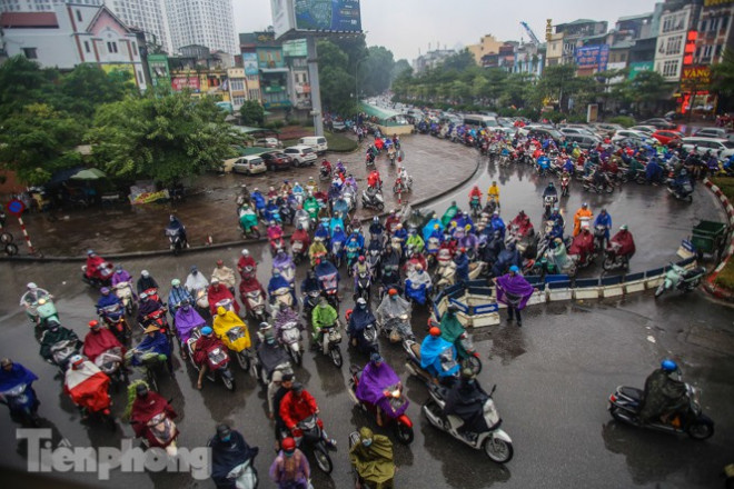 Mặc cho tắc đường, nhiều phương tiện bất chấp đi ngược chiều.