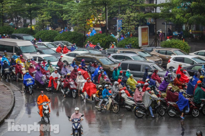 Mưa triền miên, phố phường Hà Nội tắc tứ bề sáng đầu tuần - 15