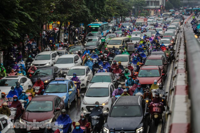 Ùn tắc dưới chân cầu vượt Ngã Tư Sở.