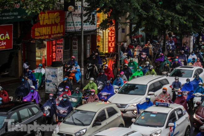 Vỉa hè thành "làn đường" cho xe máy.