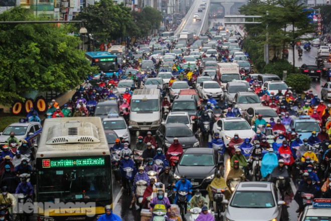 Lượng phương tiện khủng "lấp đầy" đường Trường Chinh.
