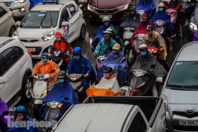 Mưa triền miên, phố phường Hà Nội tắc tứ bề sáng đầu tuần - 9