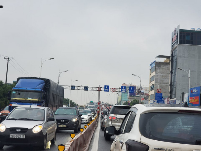 Khu vực đầu cầu Vĩnh Tuy các phương tiện ùn kéo dài - Sỹ Lực