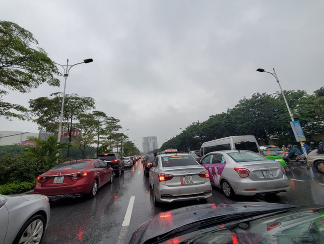 Tại ngã tư này Đàm Quang Trung, lực lượng CSGT đứng phân luồng nhưng không xuể vì lượng phương tiện về quá đông. Trên cầu Vĩnh Tuy, xe kín đặc cả 2 chiều - Ảnh: Sỹ Lực